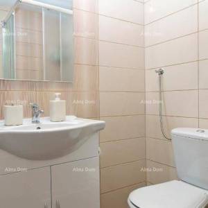 KUĆA SA TRI  APARTMANA,  MEDULIN