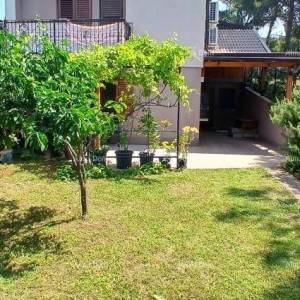 KUĆA SA TRI  APARTMANA,  MEDULIN