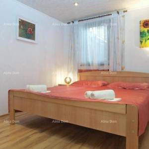 KUĆA SA TRI  APARTMANA,  MEDULIN