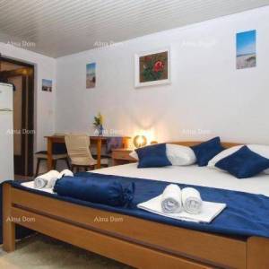 KUĆA SA TRI  APARTMANA,  MEDULIN