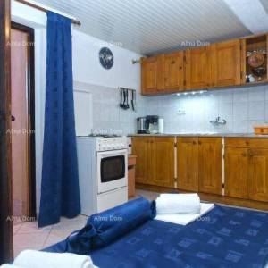 KUĆA SA TRI  APARTMANA,  MEDULIN