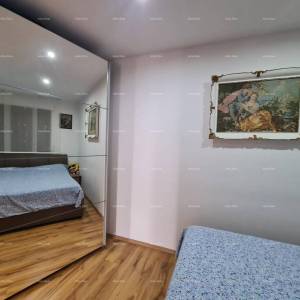 KUĆA SA TRI  APARTMANA,  MEDULIN