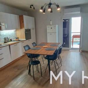 Kuća sa više stanova u Vrboskoj