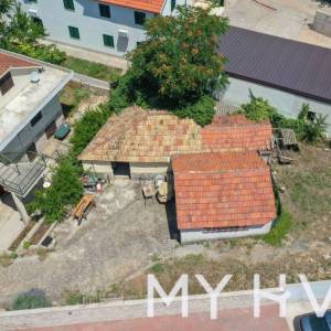 Kuća sa više stanova u Vrboskoj