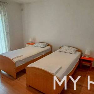 Kuća sa više stanova u Vrboskoj