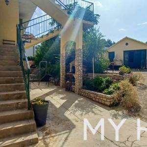 Kuća sa više stanova u Vrboskoj