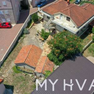 Kuća sa više stanova u Vrboskoj