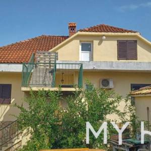 Kuća sa više stanova u Vrboskoj