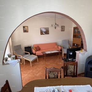 Kuća u centru Marčane s 2 stana, konobom i radionom