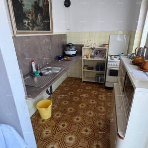 Kuća u centru Marčane s 2 stana, konobom i radionom