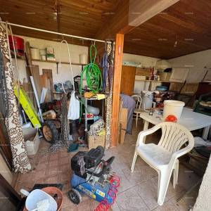 Kuća u centru Marčane s 2 stana, konobom i radionom