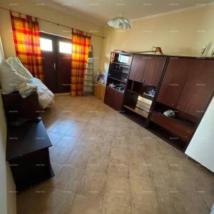 Kuća u centru Marčane s 2 stana, konobom i radionom