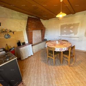 Kuća u centru Marčane s 2 stana, konobom i radionom