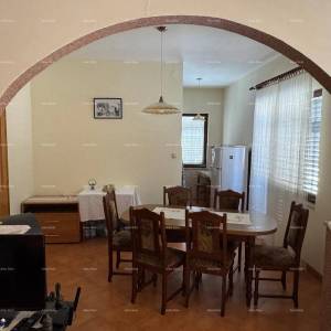 Kuća u centru Marčane s 2 stana, konobom i radionom