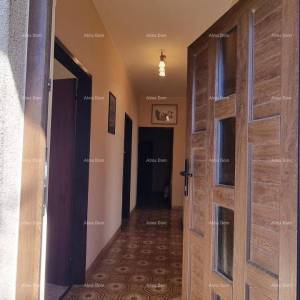 Kuća u centru Marčane s 2 stana, konobom i radionom