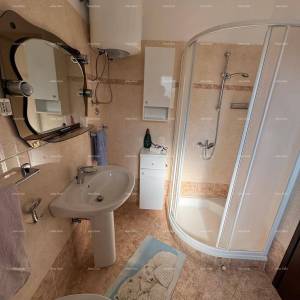 Kuća u centru Marčane s 2 stana, konobom i radionom