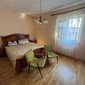 Kuća u centru Marčane s 2 stana, konobom i radionom