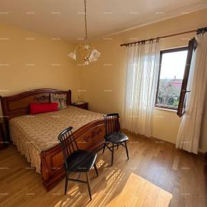 Kuća u centru Marčane s 2 stana, konobom i radionom