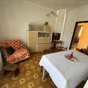 Kuća u centru Marčane s 2 stana, konobom i radionom