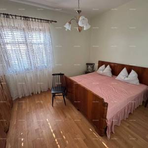 Kuća u centru Marčane s 2 stana, konobom i radionom