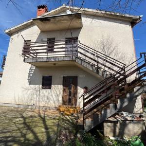 Kuća u centru Marčane s 2 stana, konobom i radionom