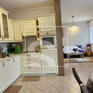 Kuća u srcu prirode, okružena zelenilom