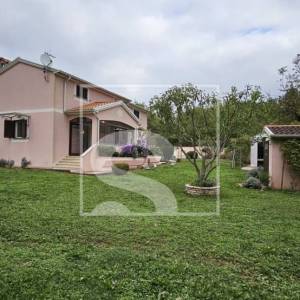 Kuća u srcu prirode, okružena zelenilom