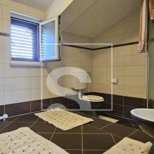 Kuća u srcu prirode, okružena zelenilom