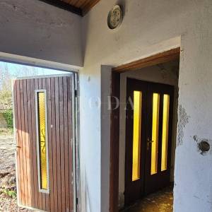 Kuća za adaptaciju sa dodatnim objektom i gr.terenom,LABIN okolica