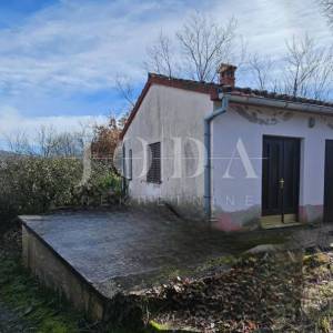 Kuća za adaptaciju sa dodatnim objektom i gr.terenom,LABIN okolica