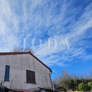 Kuća za adaptaciju sa dodatnim objektom i gr.terenom,LABIN okolica