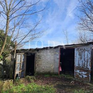 Kuća za adaptaciju sa dodatnim objektom i gr.terenom,LABIN okolica