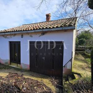 Kuća za adaptaciju sa dodatnim objektom i gr.terenom,LABIN okolica