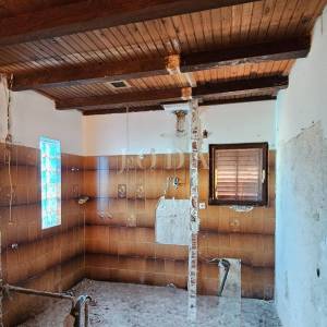 Kuća za adaptaciju sa dodatnim objektom i gr.terenom,LABIN okolica