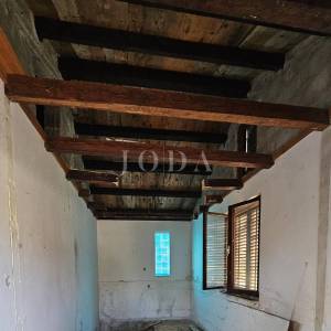 Kuća za adaptaciju sa dodatnim objektom i gr.terenom,LABIN okolica