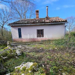 Kuća za adaptaciju sa dodatnim objektom i gr.terenom,LABIN okolica