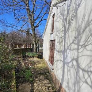 Kuća za adaptaciju sa dodatnim objektom i gr.terenom,LABIN okolica