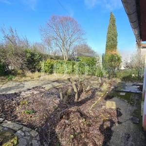 Kuća za adaptaciju sa dodatnim objektom i gr.terenom,LABIN okolica