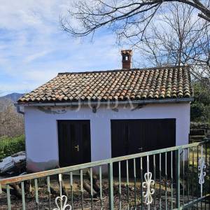 Kuća za adaptaciju sa dodatnim objektom i gr.terenom,LABIN okolica