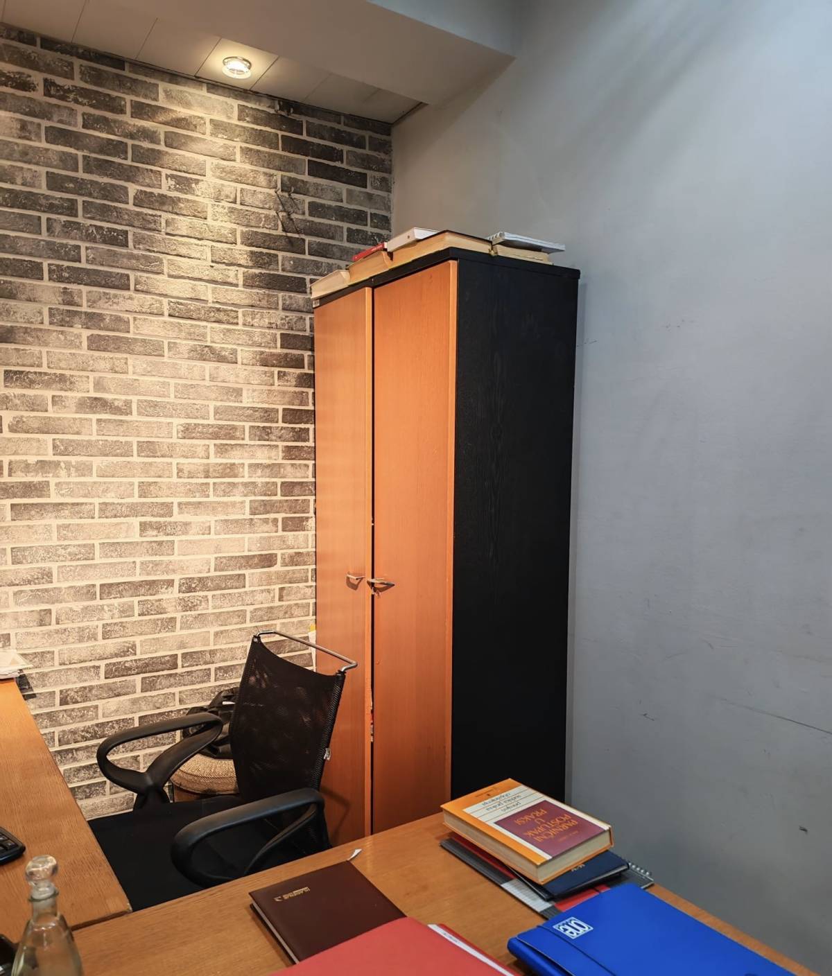 KVATRIĆ - PRILIKA - PRODAJA 3 STOLA, 3 STOLICE I ORMAR ZA URED!