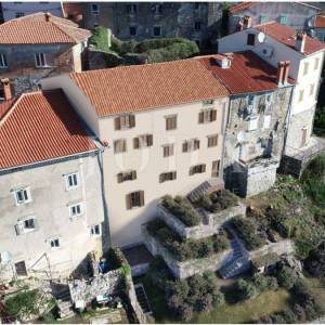 Labin, kuća sa očaravajućim pogledom na more, projektom i građevinskom dozvolom za gradnju hotela