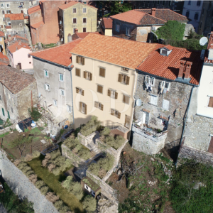 Labin, kuća sa očaravajućim pogledom na more, projektom i građevinskom dozvolom za gradnju hotela