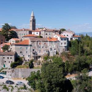 Labin, kuća sa očaravajućim pogledom na more, projektom i građevinskom dozvolom za gradnju hotela