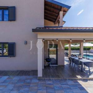 Labin, okolica, moderna Villa s bazenom i velikom okućnicom