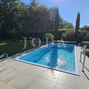 Lijepa obiteljska kuća sa bazenom,UMAG okolica