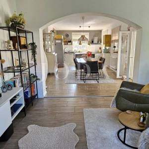 Lijepa obiteljska kuća sa bazenom,UMAG okolica