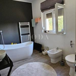 Lijepa obiteljska kuća sa bazenom,UMAG okolica