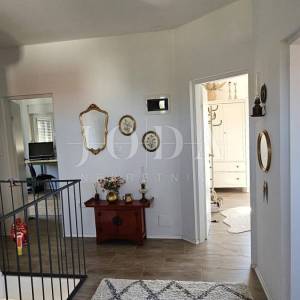 Lijepa obiteljska kuća sa bazenom,UMAG okolica