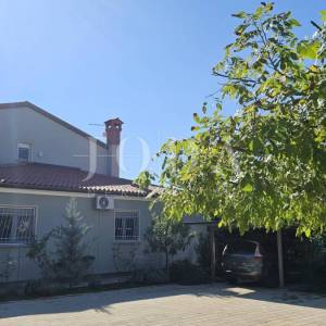 Lijepa obiteljska kuća sa bazenom,UMAG okolica