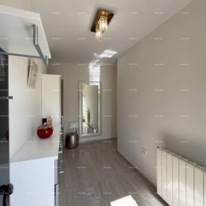 Ližnjan, uređena I kompletno namještena kuća sa garažom i konobom